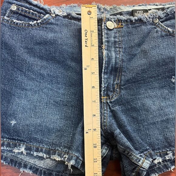 No boundaries distressed cut off denim shorts. Size 9. - Picture 5 of 8